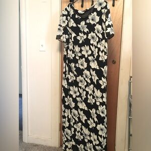 Long dress plus 22w short sleeved black and white floral design